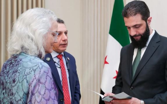 ديبرا، والدة أوستن تايس، التقتْ الرئيس أحمد الشرع في وقت سابق من العام الجاري
